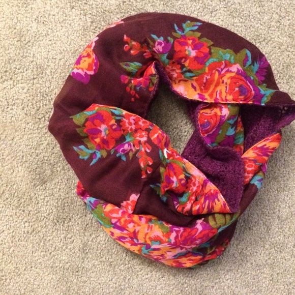 Target reversible scarf - Picture 2 of 5